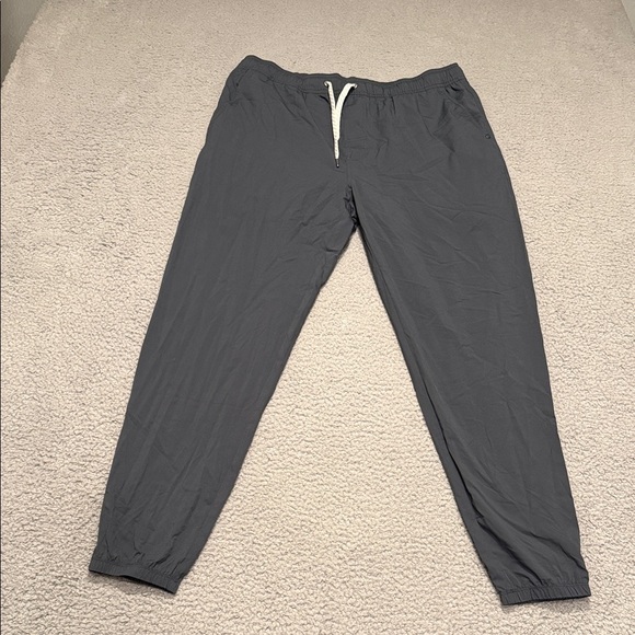 Vuori Men's Kore Jogger. Charcoal Jogger Pants size L - Picture 1 of 6
